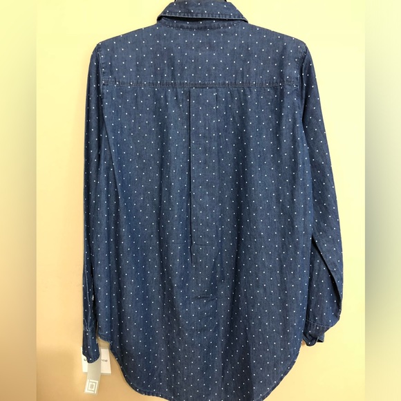 Liz Claiborne small button front shirt. - Picture 3 of 4